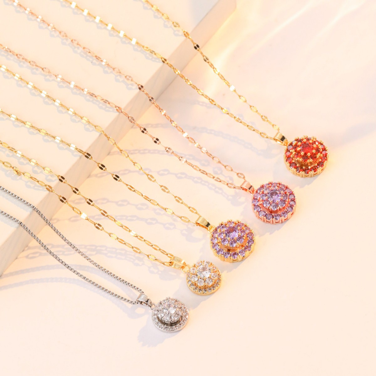 European and American cross-border rotatable flower titanium steel necklace, a niche design, simple and fashionable, retro style collarbone chain accessory Specification image