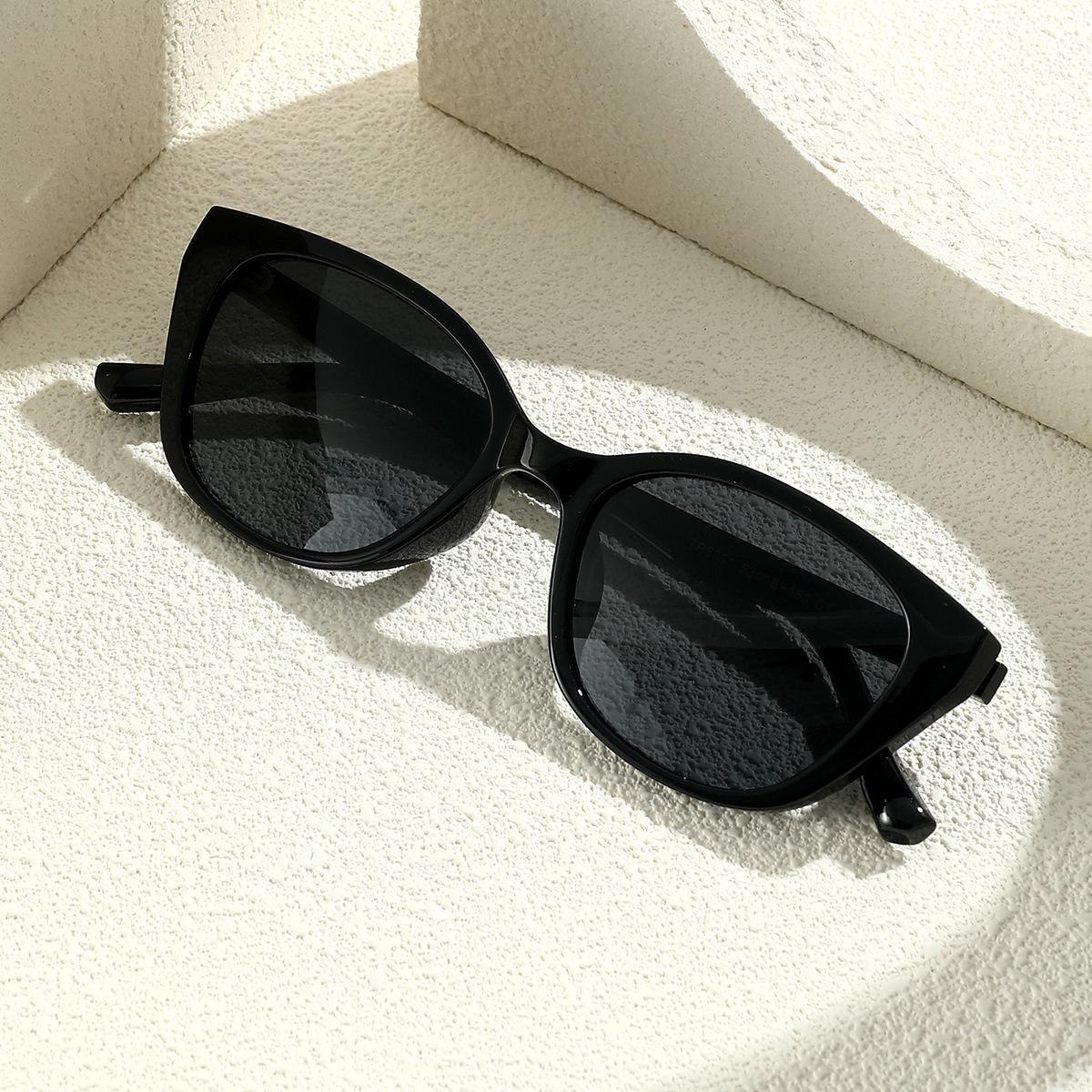 The new TR90 polarized sunglasses are fashionable and retro cat-eye sunglasses for men and trendy UV-protective driving glasses for women Specification image