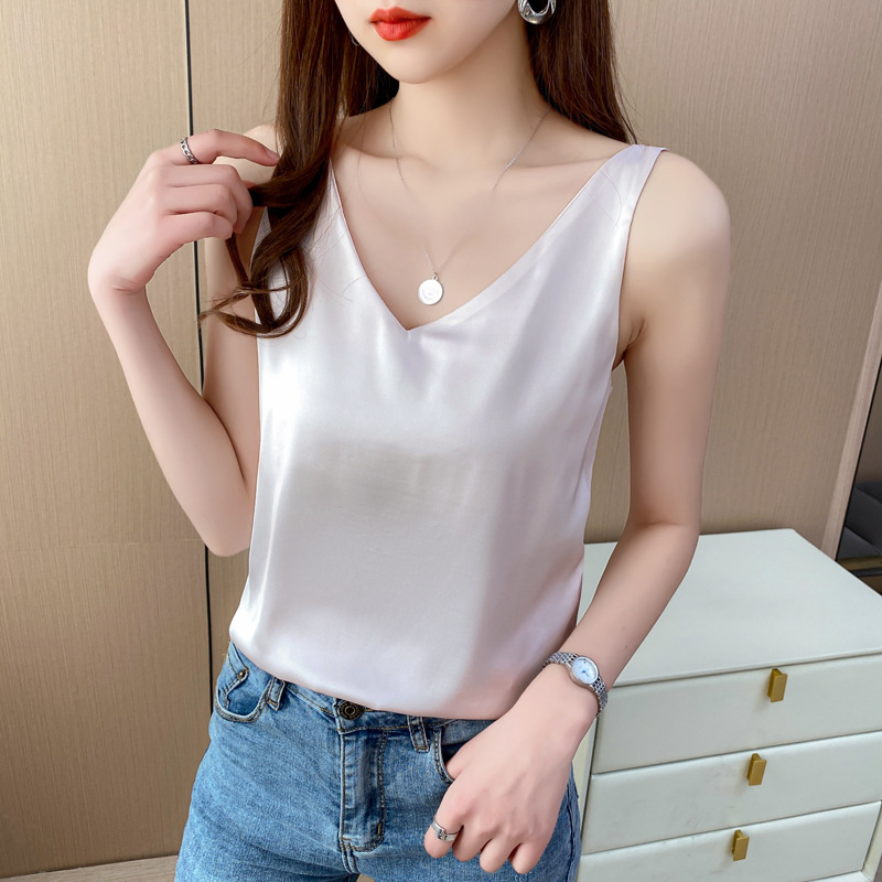 Jialqi, a popular female summer V-neck dress with a halter top, wears a suit over it and a silk satin slim-fitting base layer inside Application Scenario
