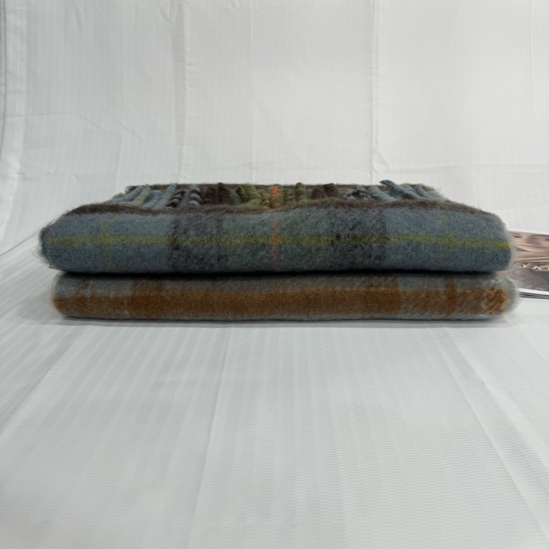 2025新款马海毛流苏围巾女秋冬季氛围感保暖格子百搭外贸跨境专供详情4