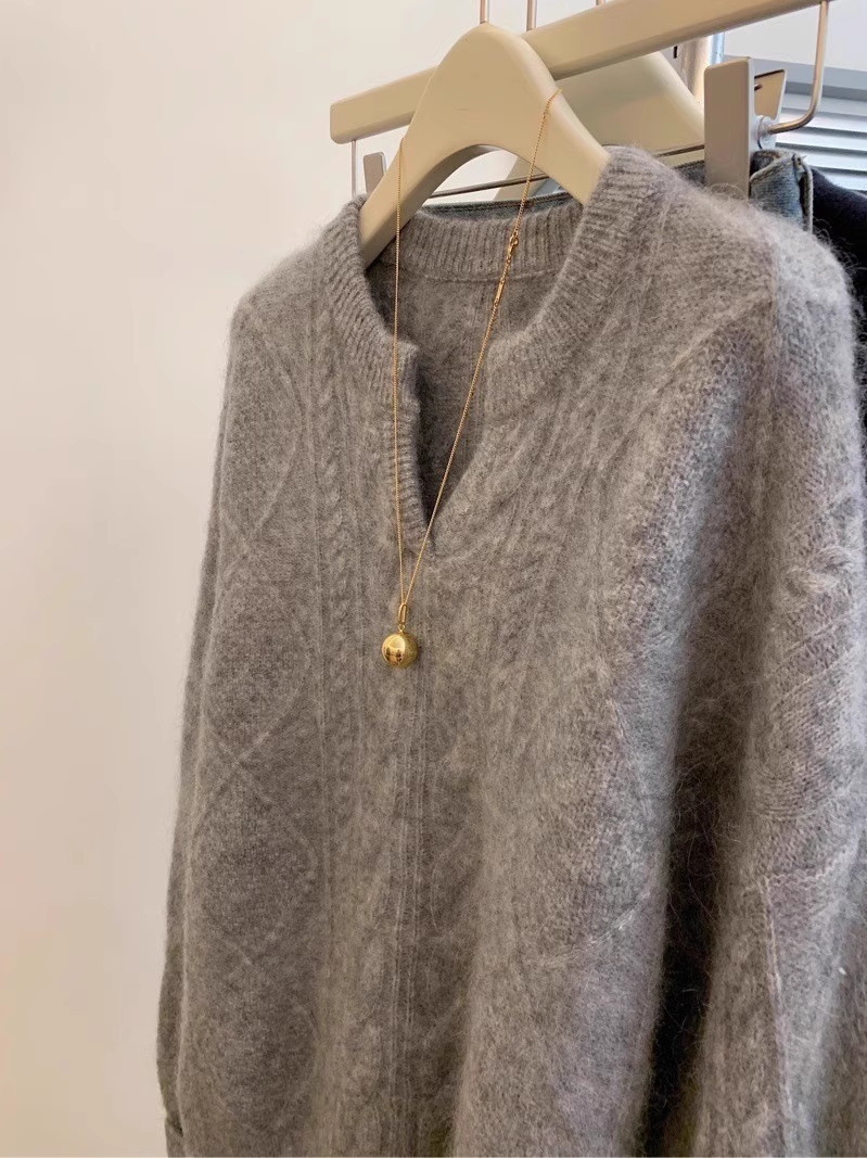 A new, laid-back style for women to wear with a soft neck sweater made of wool for autumn and winter, featuring loose and half-opened tweed patterns