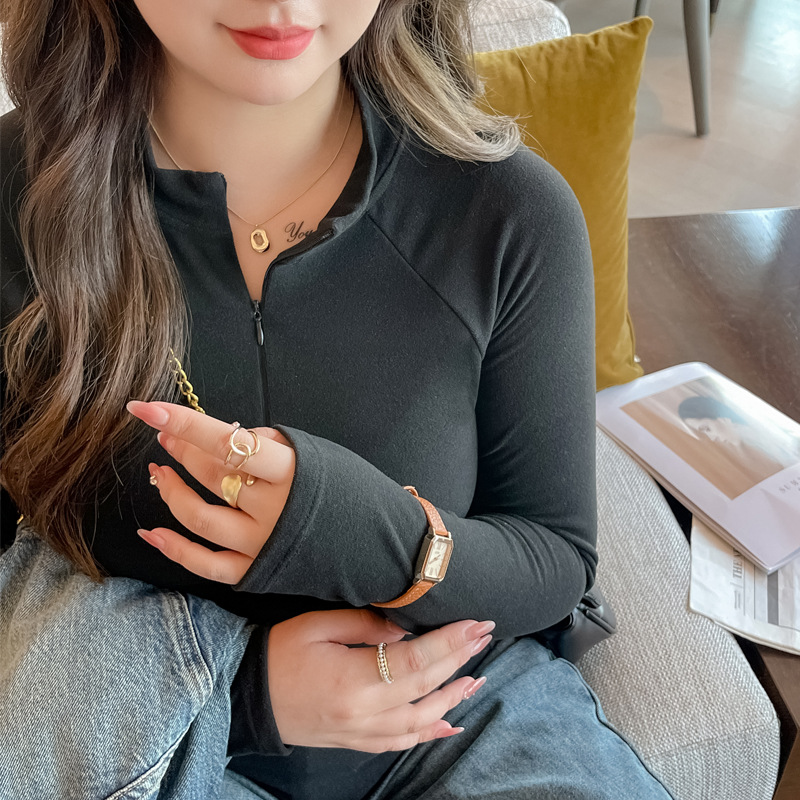 This is a new large-sized autumn and winter long-sleeved semi-high-neck velvet base layer for women. It can be worn as an inner layer with a mid-neck for a high-end look and can also be worn as an outer layer
