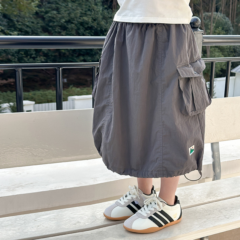 艾摩贝贝女童韩版贴标口袋工装裙2025春新款儿童休闲中长款半身裙