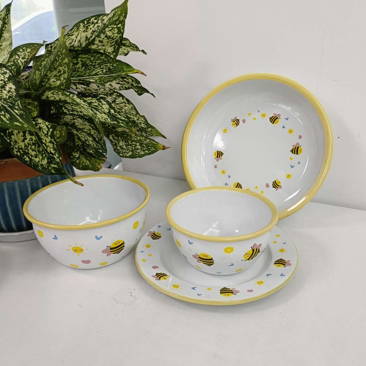 高档儿童搪瓷碗碟盘深盘卡通蜜蜂恐龙浅盘大小碗汤碗幼儿园防摔