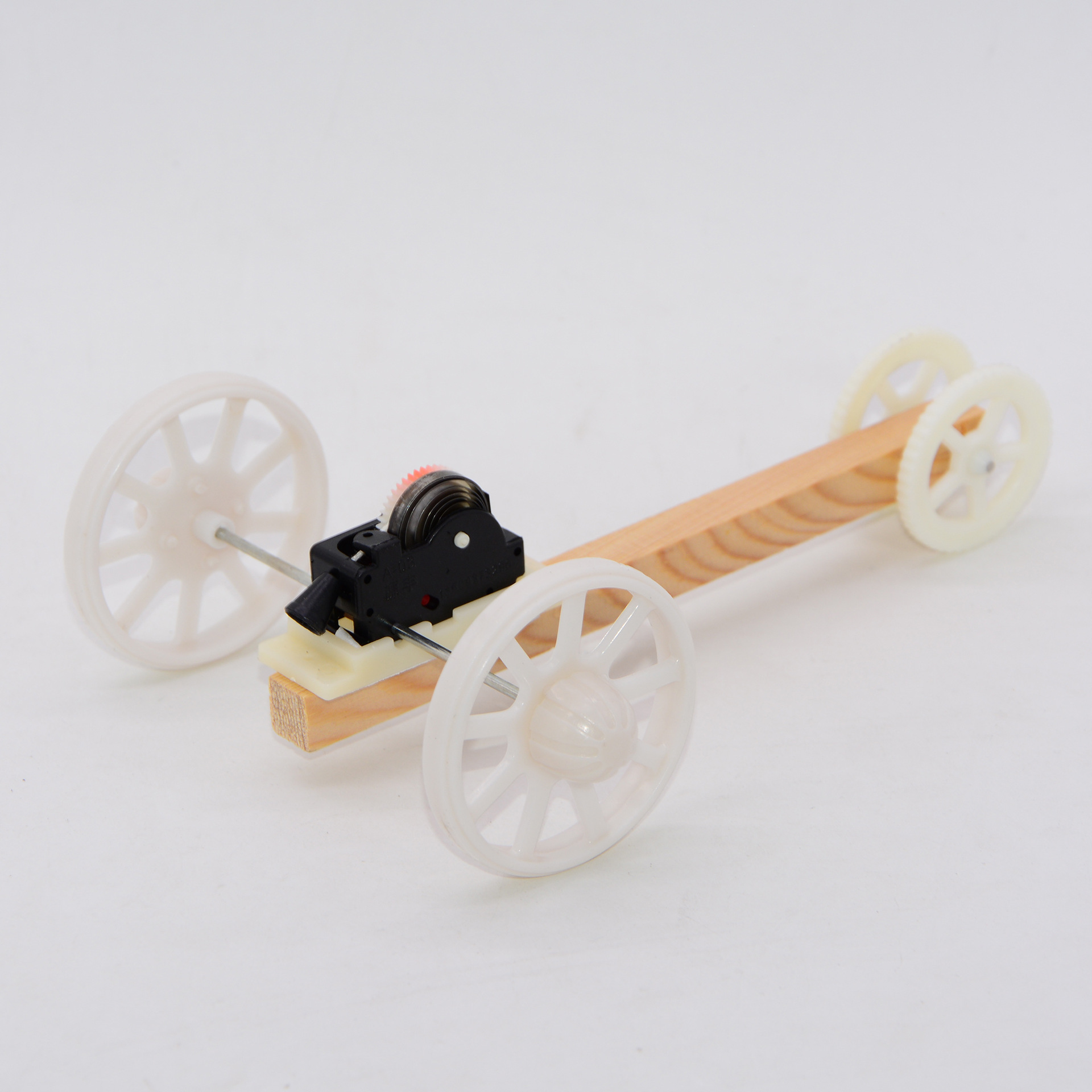 Students make small model materials for hand-pulled wire rebound carts, such as small spring-driven inertial rebound carts Application Scenario