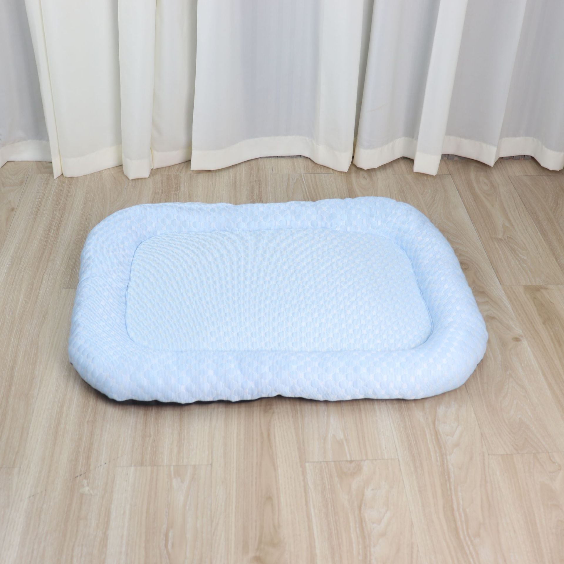 Teddy Bichon Frise ice bean cool dog mat, breathable and refreshing, small and medium-sized dog bed, cat bed, pet dog bed for spring and summer Application Scenario