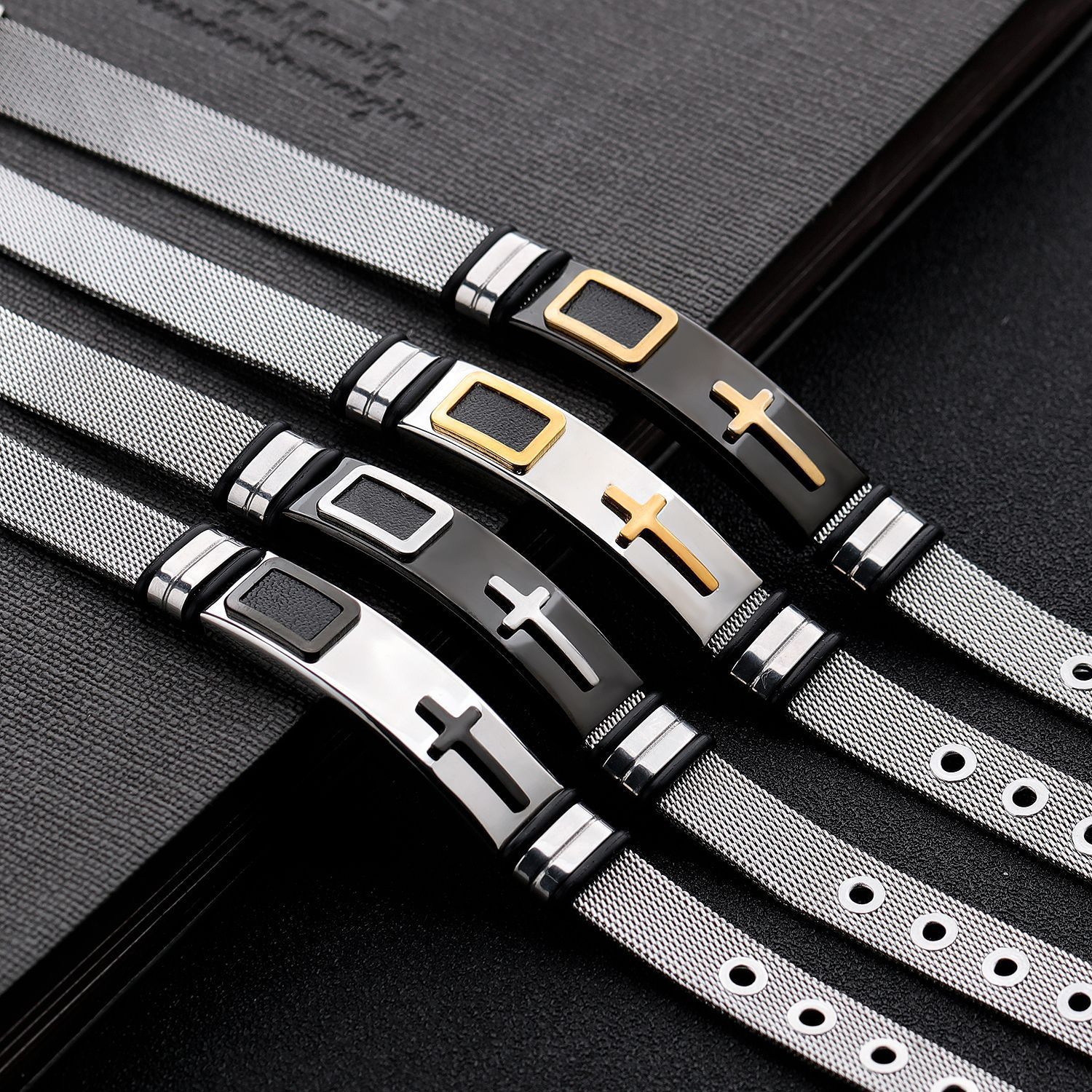 وتم تجهيز شبكة الصلب المصنوعة من التيتانيوم عبر الحدود والمزودة بسوار يدوي من طراز Bracelet details Picture