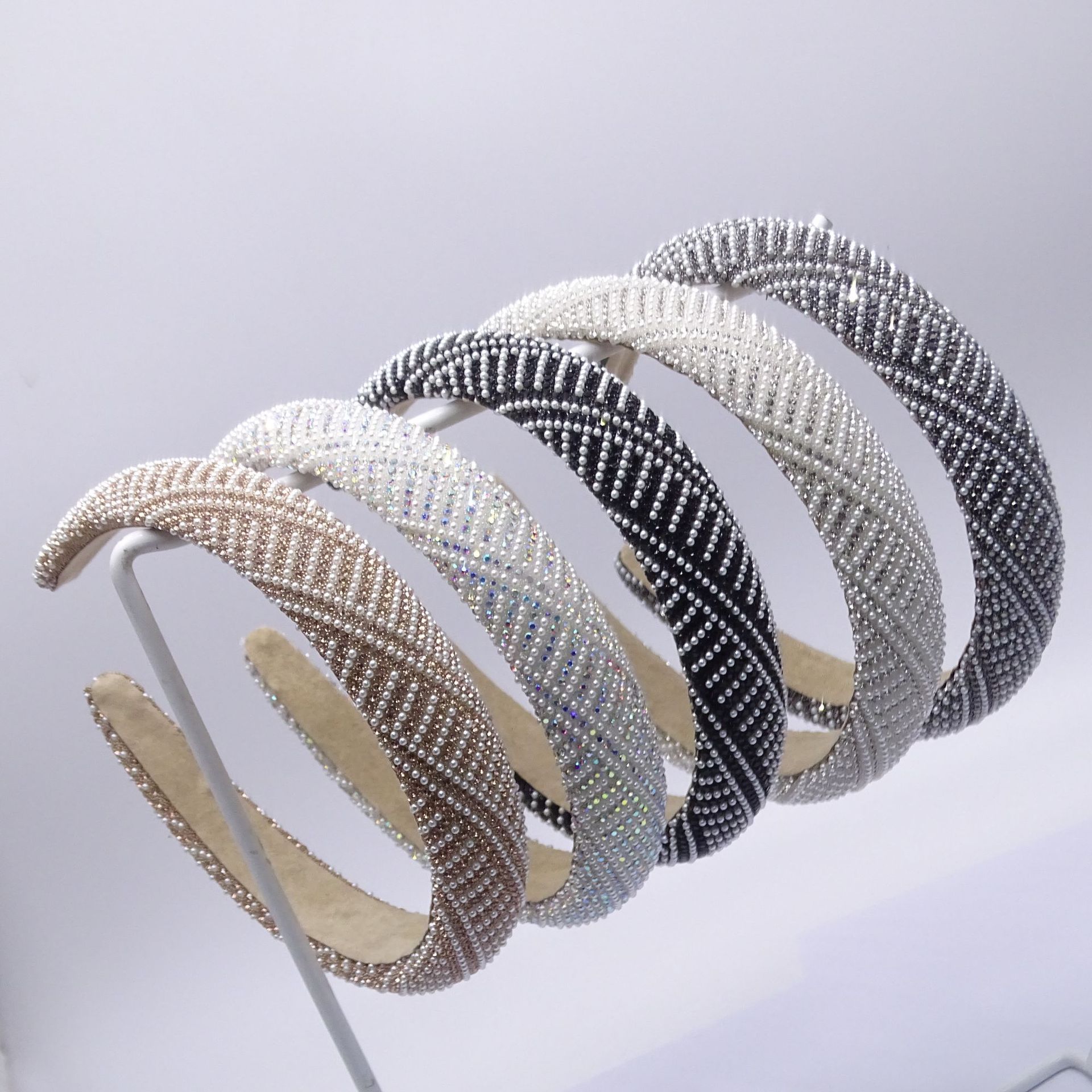 A new light luxury pearl hairband with a high-end Korean feel, an exquisite rhinestone headband, and a height-increasing hairpin headwear for women Application Scenario