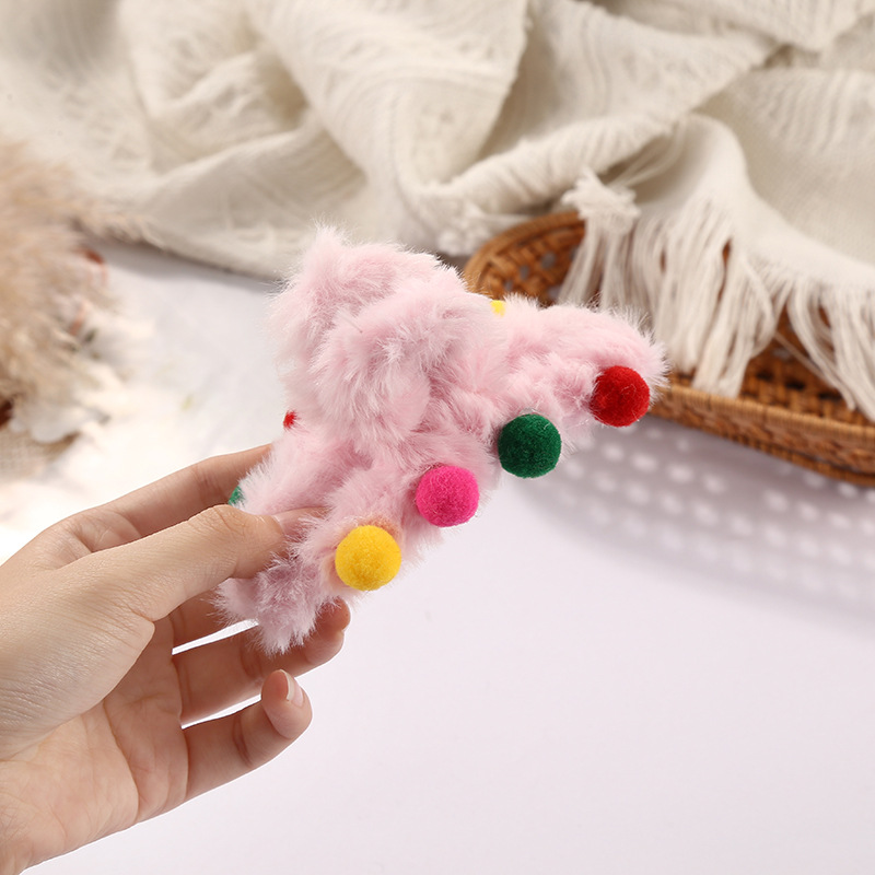 Korean soft and glutinous shark clips for autumn and winter, large pom-pom hair clips, back of the head hair clips, and women's headwear wholesale Item Picture