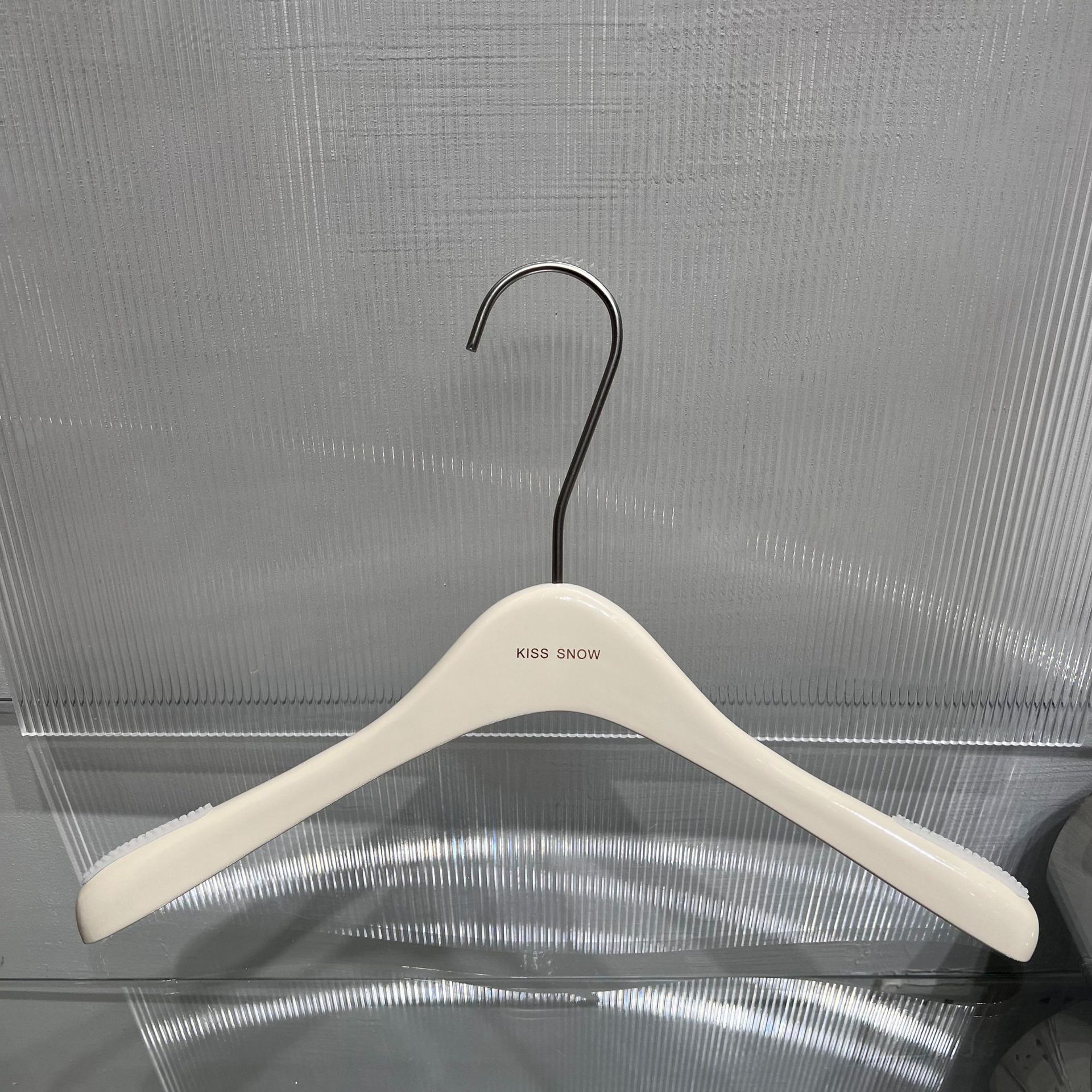 High-end anti-slip, cream-colored wooden clothes hangers and trouser clips for women's clothing stores, seamless clothes supports, and solid wood clothes hangers Application Scenario