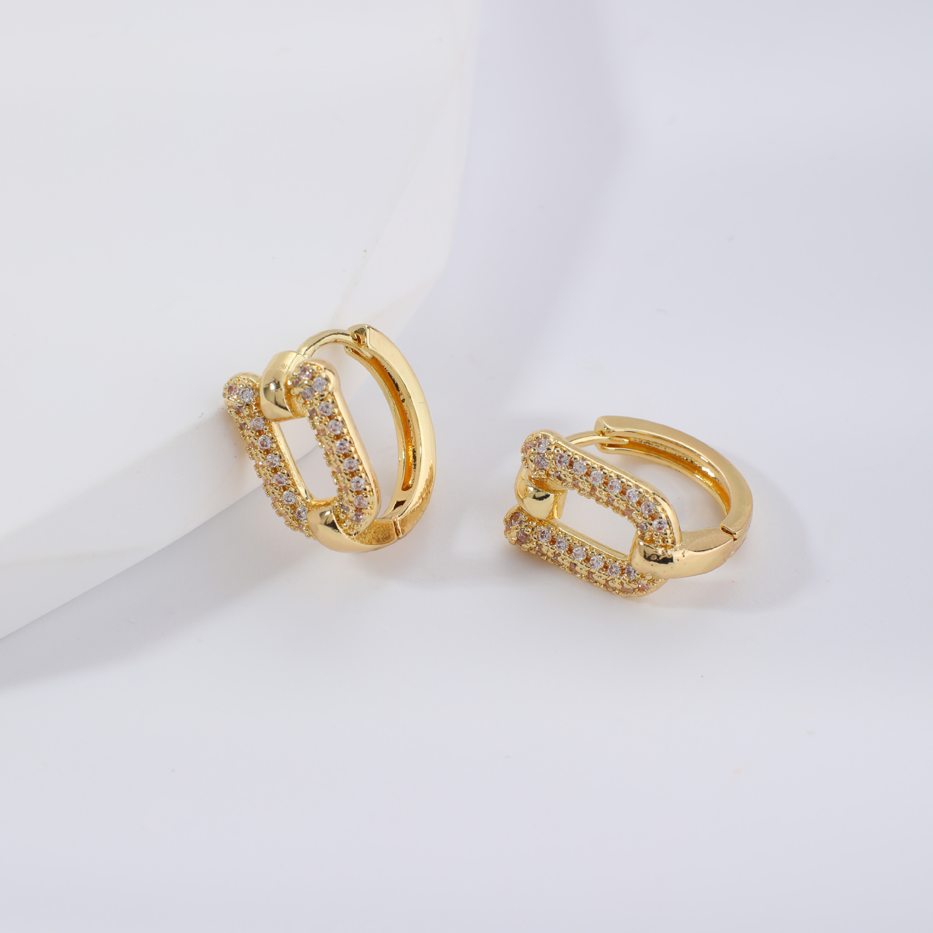 Kashi's new autumn European and American D-shaped buckle design with ring zircon geometric ear buckles is a Valentine's Day birthday gift Specification image
