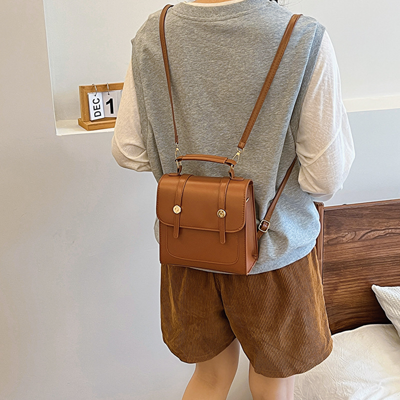 Large-capacity, fashionable, simple and elegant backpack, 2023 autumn new stylish casual bag, simple and trendy for women Application Scenario