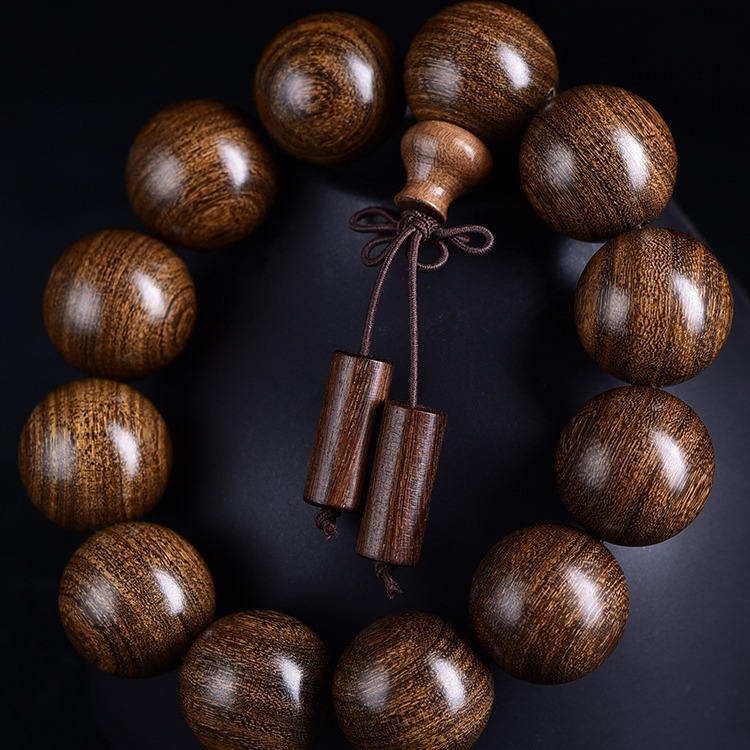 The golden silk sandalwood Buddhist prayer beads bracelet, along with the black sandalwood, green sandalwood and red sandalwood bracelets, is a popular and fashionable accessory for both men and women details Picture