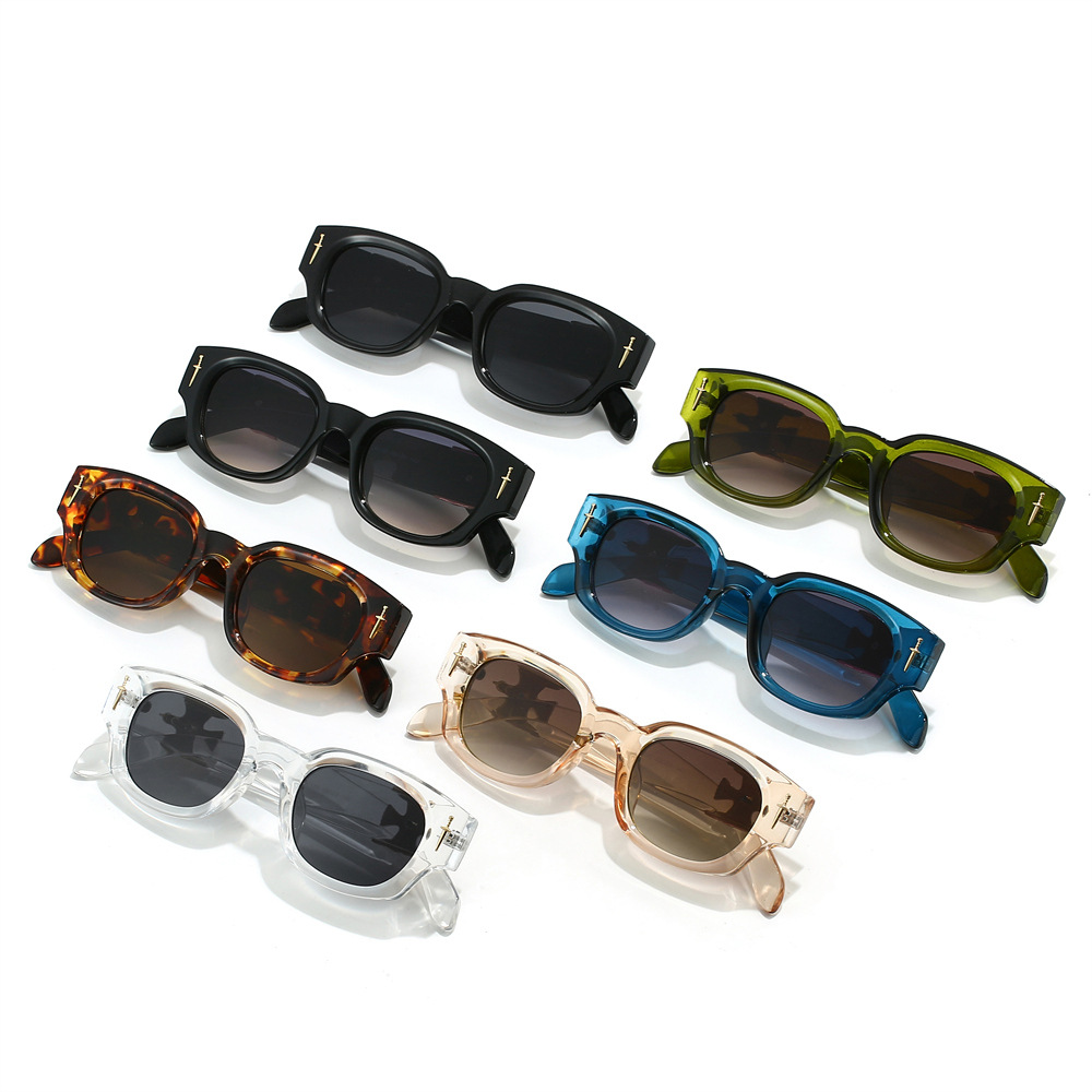 The new cross-border square-framed sunglasses for 2024 feature European and American individual elements, such as swords and eagles, and are fashionable metal sunglasses for men Application Scenario