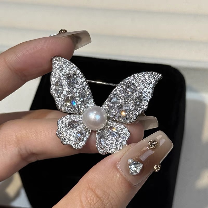 Exquisita mariposa imitación tridimensional broche de perlas para mujeres diseño de nicho de alta calidad sentido de la moda temperamento suéter con accesorios al por mayor Application Scenario