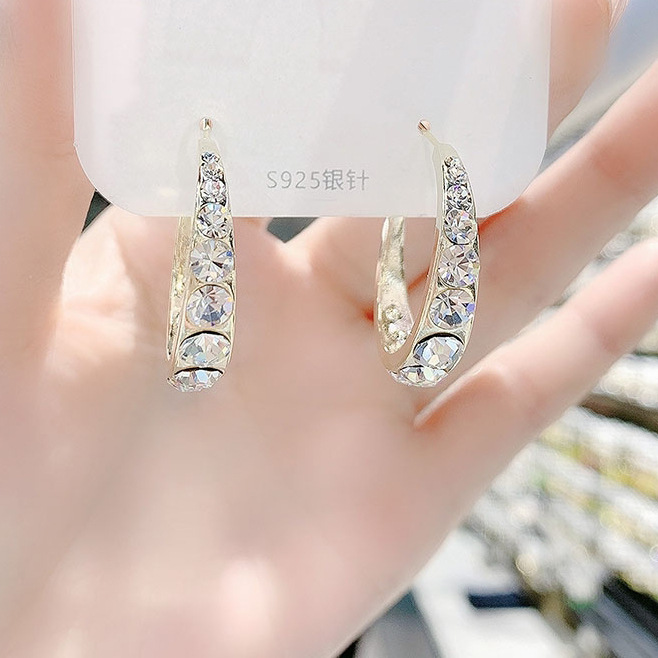 Europe And The United States New Simple Temperament Diamond Ear Buckle Female Personality Fashion Pastoral Style Alloy Earrings Wholesale Application Scenario
