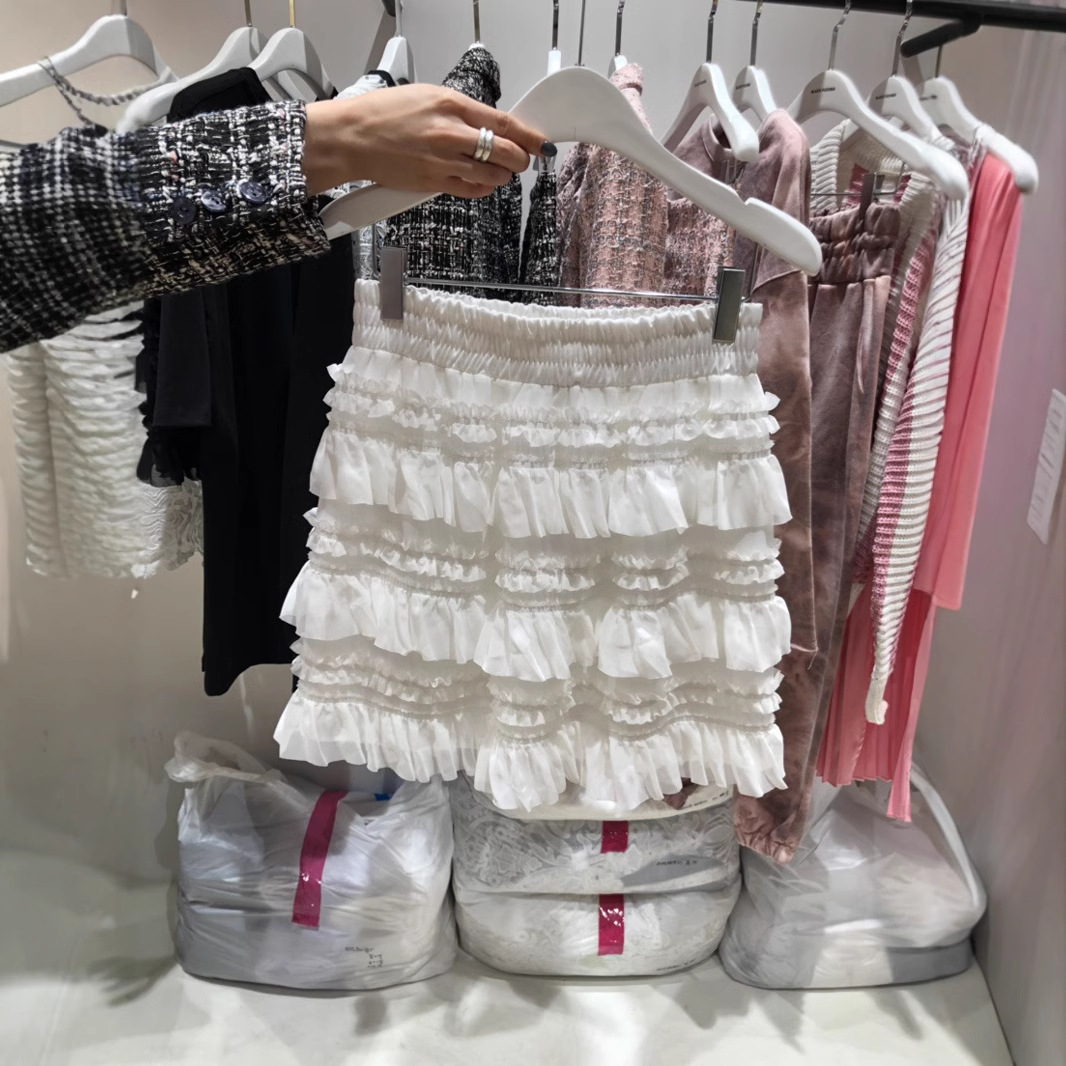 In 2025, Dongdaemun, South Korea, presents a new spring/summer collection of fashionable and versatile styles. The elastic and tight waist-trimmed cake is layered and pieced together, featuring a short skirt for women