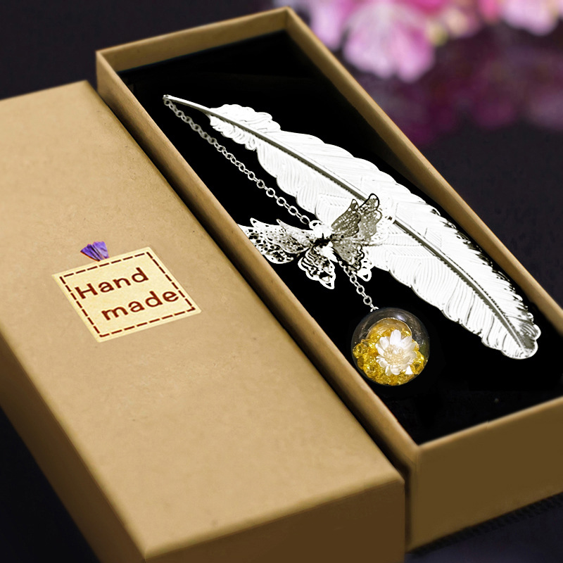 Chinese-style classical metal feather bookmarks, three-dimensional butterfly eternal flower, brass leaf vein bookmarks, learning stationery gifts Application Scenario