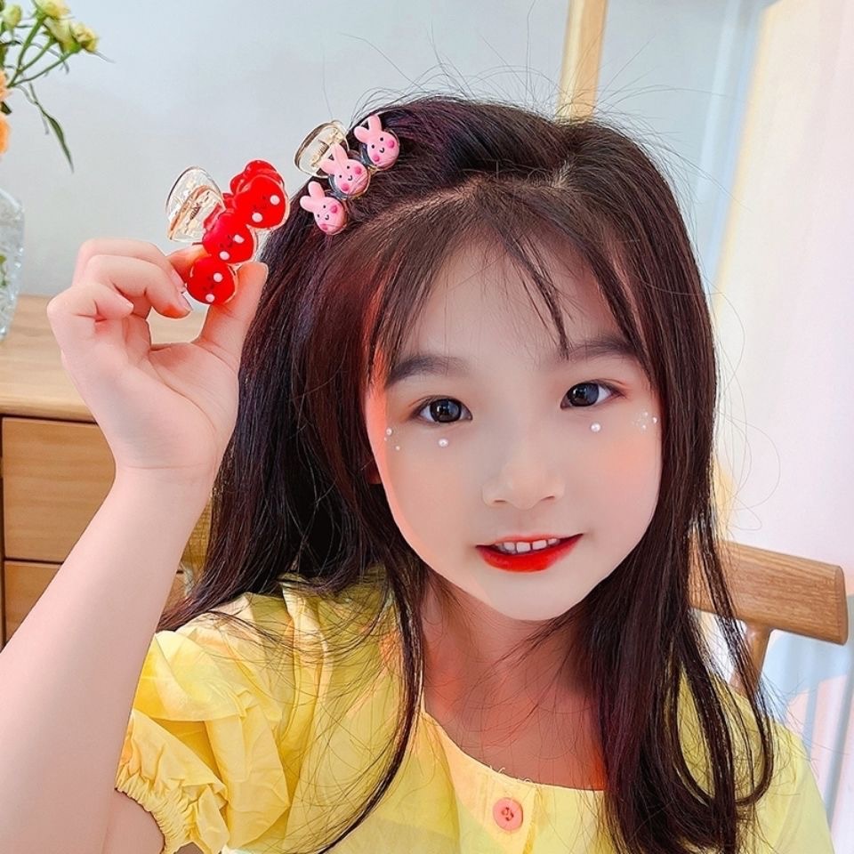 Korean children's cartoon clip hair accessory, little girl's hair won't be damaged, small clip for broken hair, hair clip headwear, baby hair updo Application Scenario