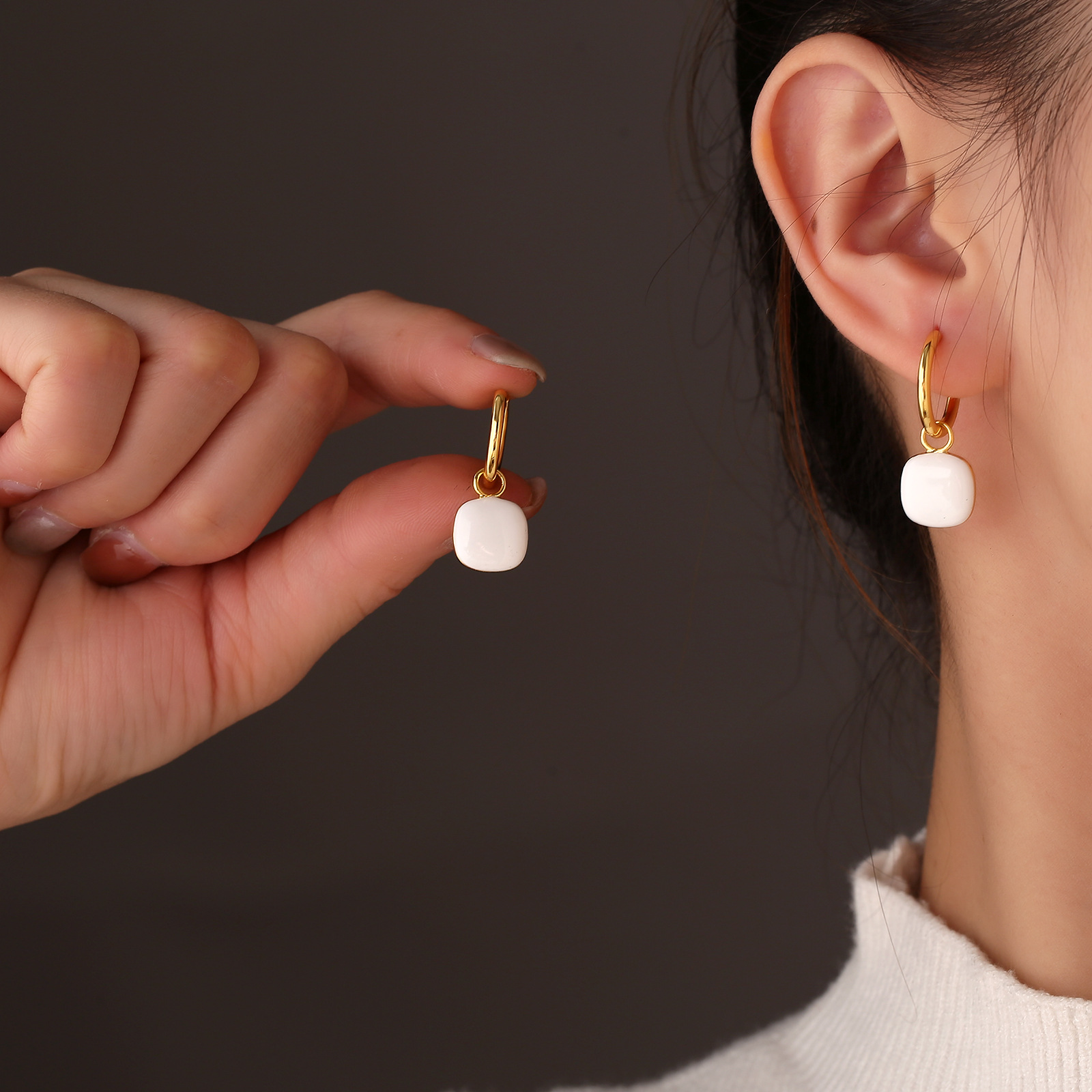 French retro square ear buckles, autumn and winter atmosphere accessories, elegant and small Hong Kong-style earrings, popular small accessories wholesale Specification image