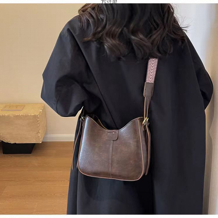 包包女士新款潮感时尚斜挎包复古今年流行宽带单肩水桶包一件批发详情9