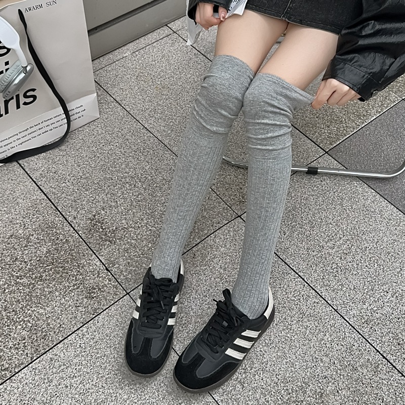 يتم استبدال الجوارب بالجوارب عن طريق حقن الجوارب عبر الركبة، وتتنفس جوارب الفخذ، وتتعرق، وتنمو جوارب النساء خارج جوارب الركبة