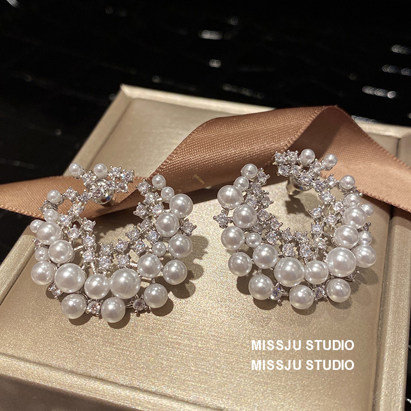 Perlas irregulares circular C pendientes niche luz lujo vintage premium sens circonitas orejeras otoño invierno nuevo 925 agujas de plata Application Scenario