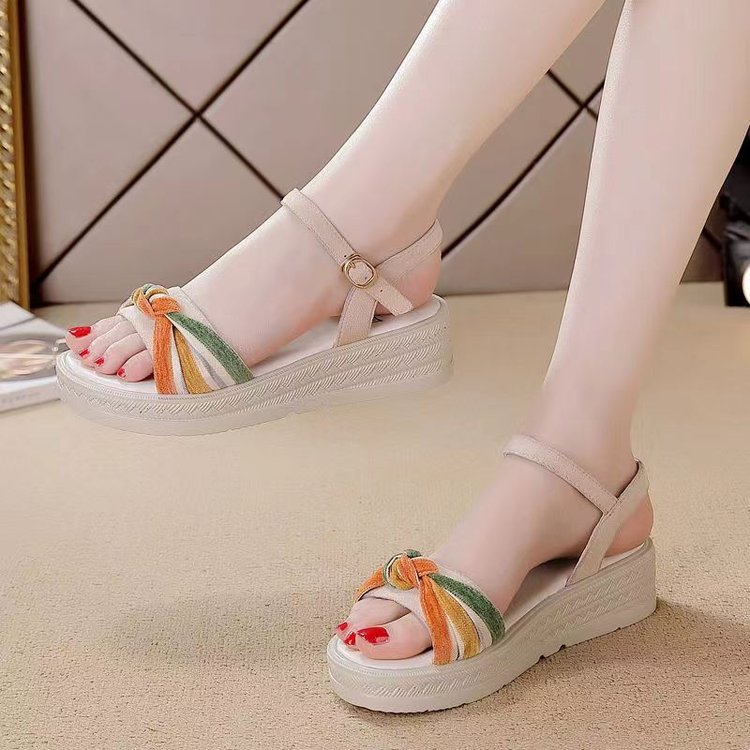 女式凉鞋实物图