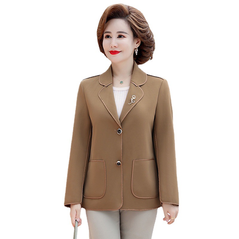 كانت ترتدي ملابس صغيرة بلون أصفر Item Picture