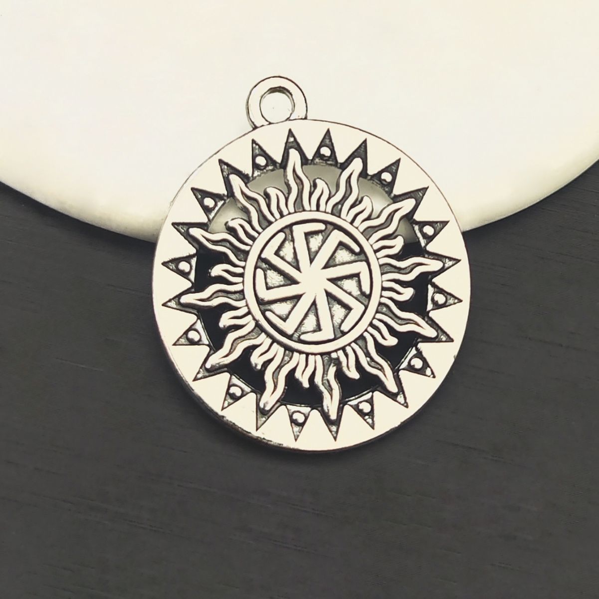 Cross-border alloy Sun God round pendant, DIY keychain, pendant, earrings, pendant accessories, wholesale in stock Specification image