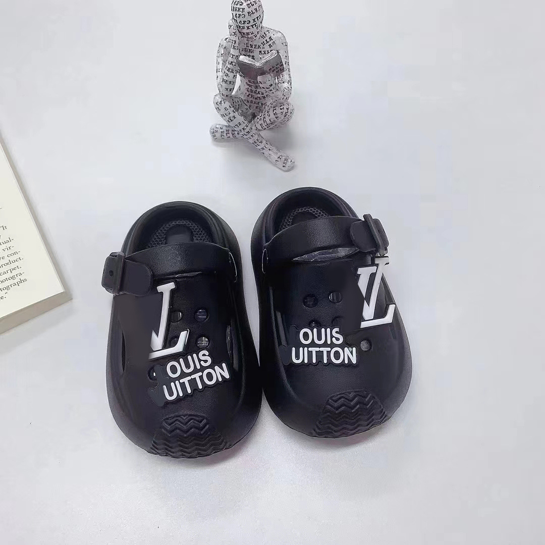 Cross-border [LOGO customization Service] Anti-slip soft-soled children's slippers with a feeling of stepping on feces, suitable for both indoor and outdoor use by boys and girls. Baby sandals Application Scenario