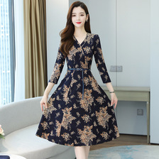 女装2022春季新款v领连衣裙小个子法式时尚韩版针织中年女士裙子