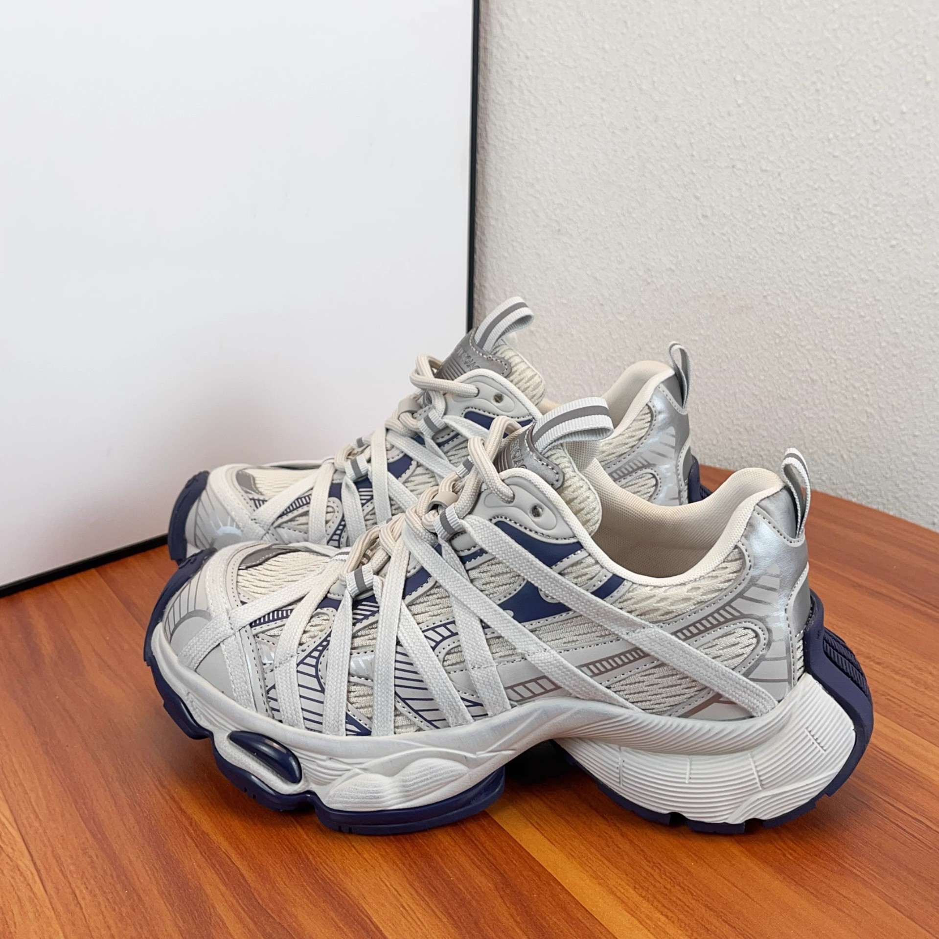 Parisian fashion thick-soled color-blocked dad shoes for women, 2025 new Spider-Man lace-up breathable casual sneakers Application Scenario