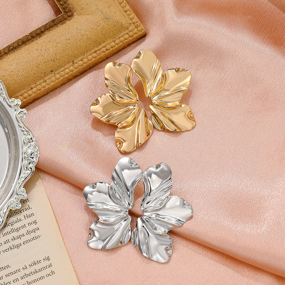 European And American Retro Exaggerated Gold Flower Stud Earrings Simple Temperament Matte Irregular Petal Earrings Alloy Earrings details Picture