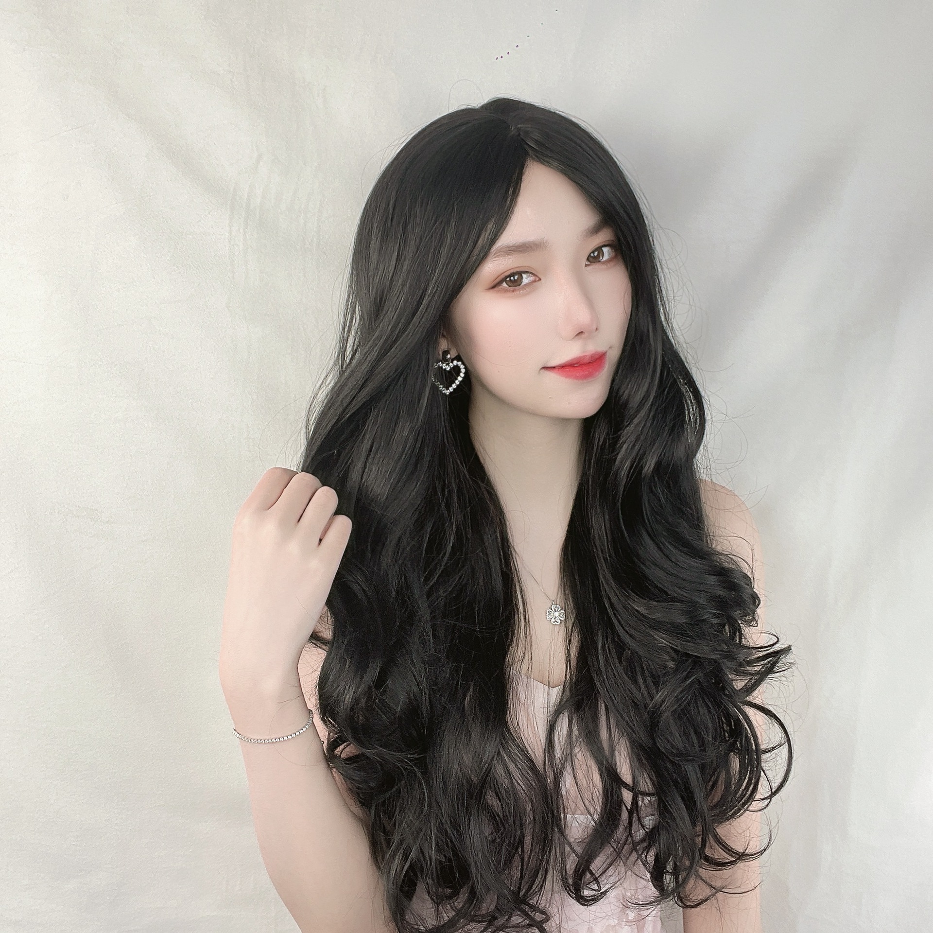 Direct sales from the manufacturer of the best-selling rose net matte silk wig for women's long curly hair in Europe and America. Available in stock first to be dispatched