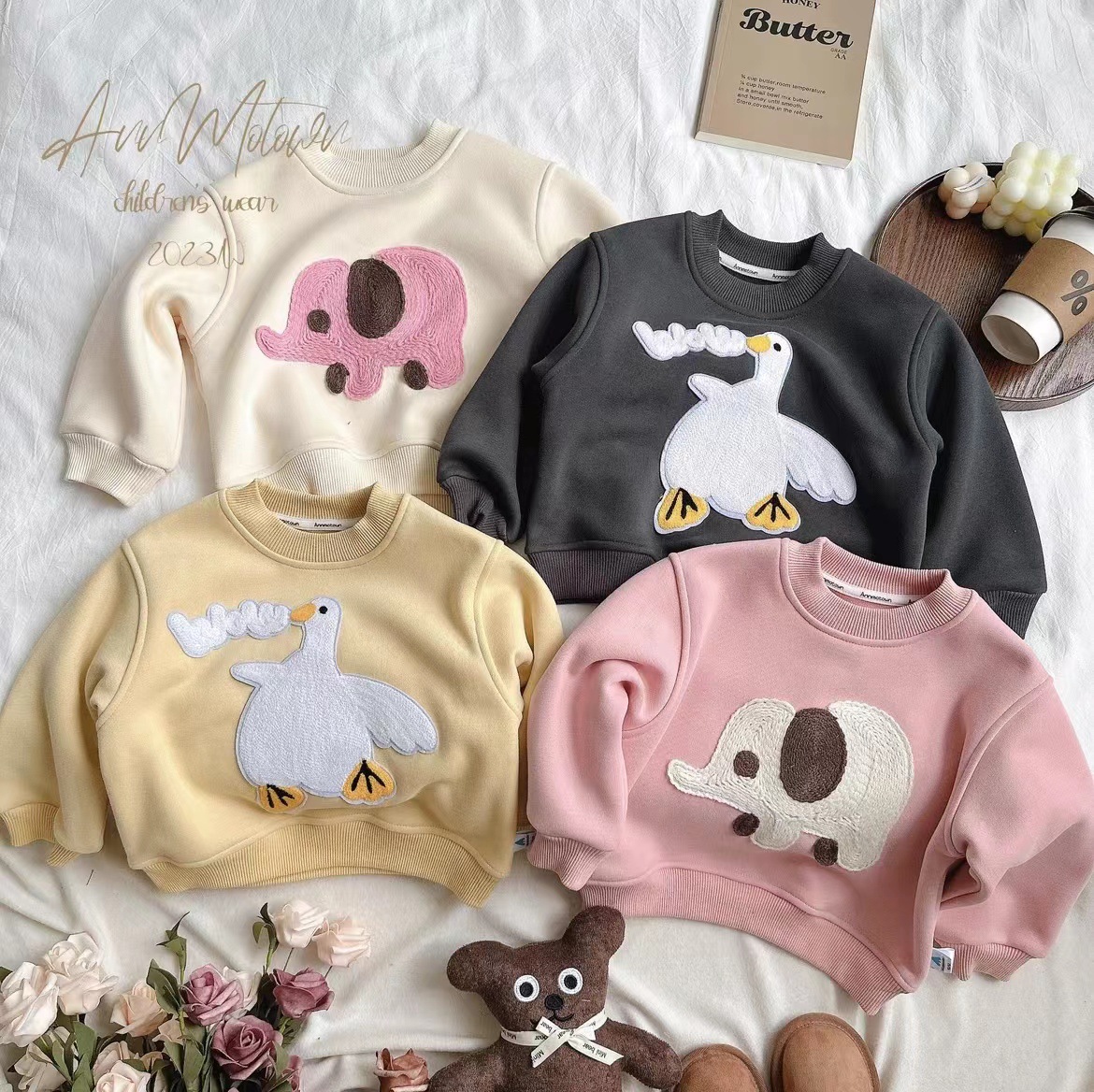 New plush cartoon printed sweatshirt for girls in winter, a versatile and warm outerwear for baby girls