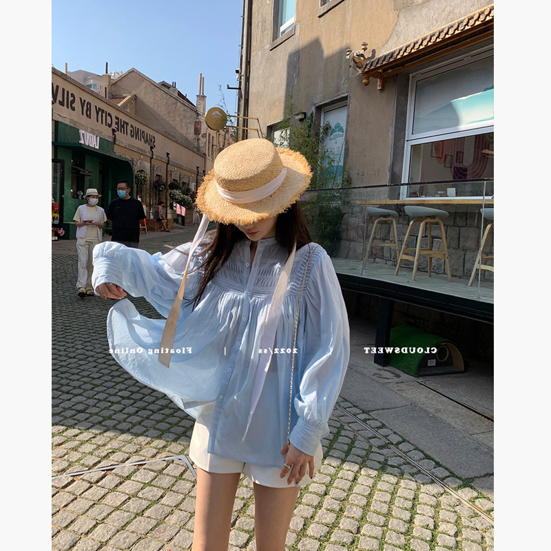 This 22S stylish French G-level top for women's summer features a unique and ethereal design. It's a retro cotton and linen sun-protective shirt that's trendy details Picture