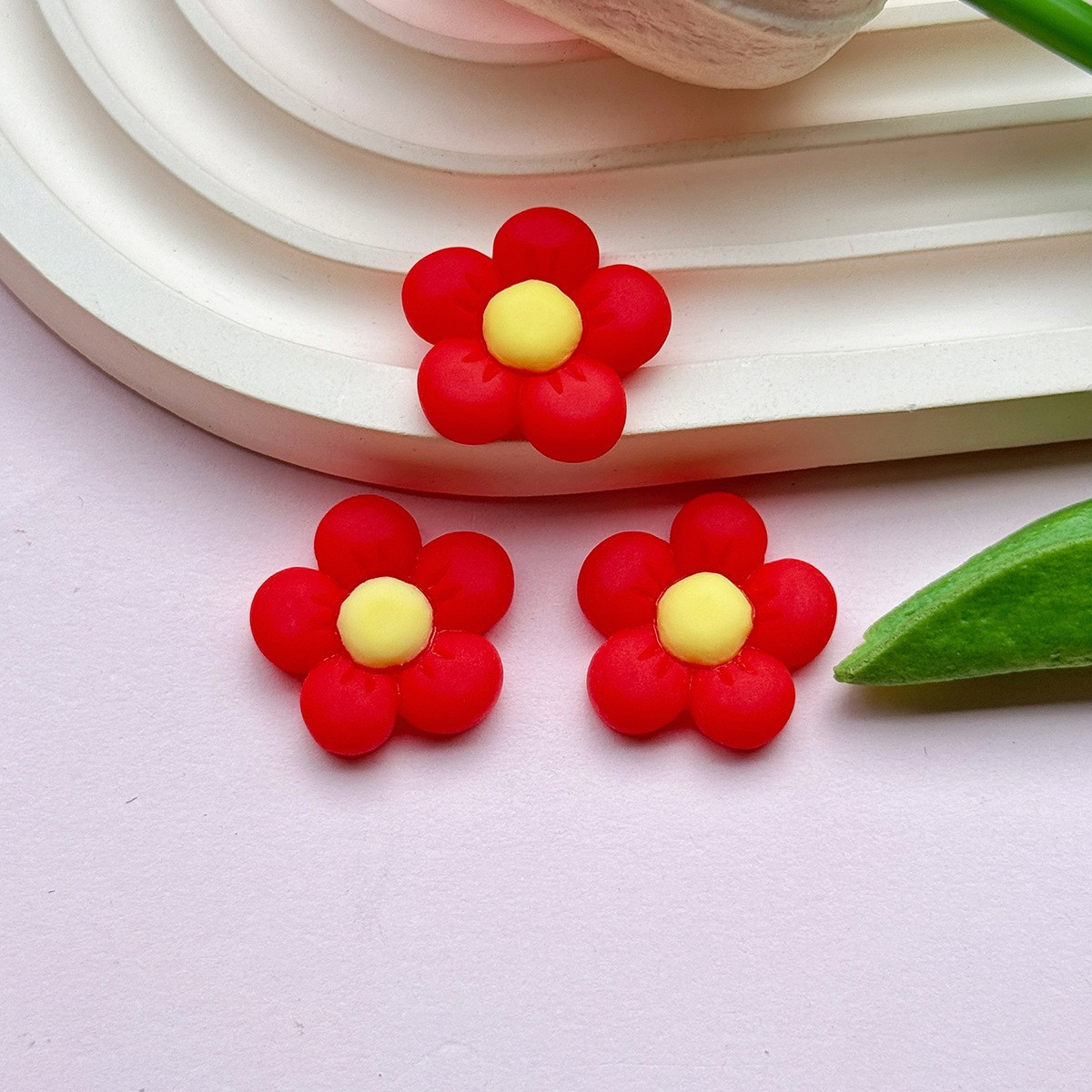 Matte five-petal flower series resin diy jewelry accessories, phone cases, crocs, patches, hair clips, hair accessory materials Application Scenario