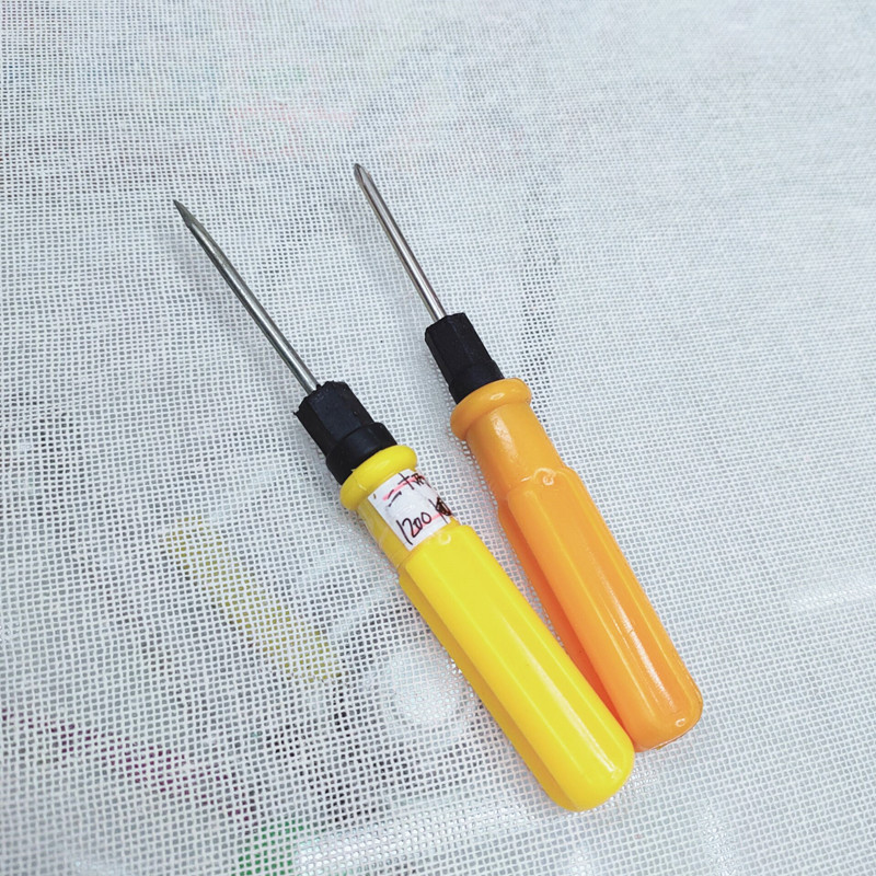 The manufacturer supplies two-purpose yellow screwdrivers, two-inch cross-head screwdrivers for wholesale at a one-yuan store