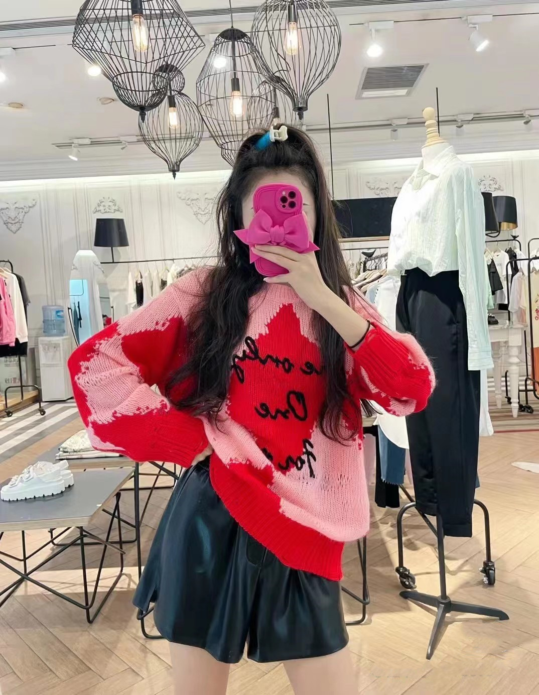 The 2022 autumn collection features a laid-back and high-end look. It's the same diamond-patterned color-blocking sweater as Yang Mi's. It's a loose mid-length knitted sweater for women Application Scenario