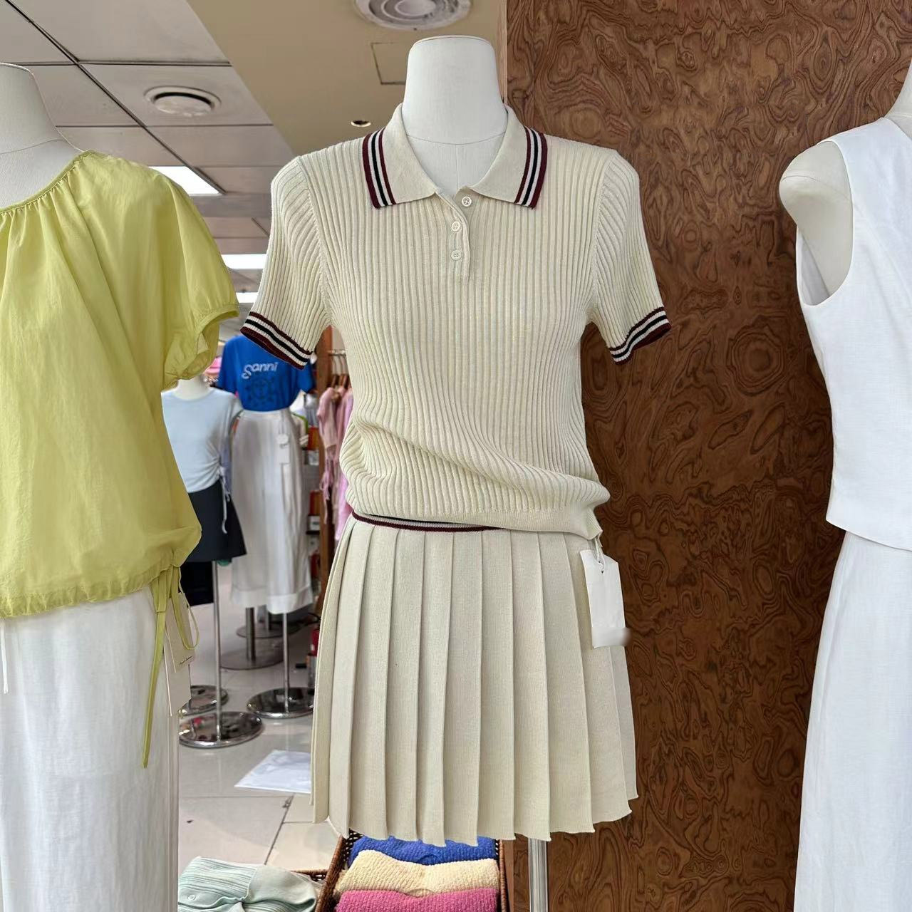 Thirteen Factories' new summer collection features a Korean-style lapel and button-down pullover T-shirt with contrasting color stripes and a loose short-sleeved knitted top