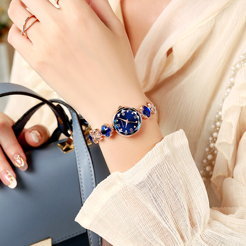 The new Four-leaf Clover women's bracelet watch with a small dial, a niche and light luxury calendar, is waterproof and a luxurious bestseller for women Specification image