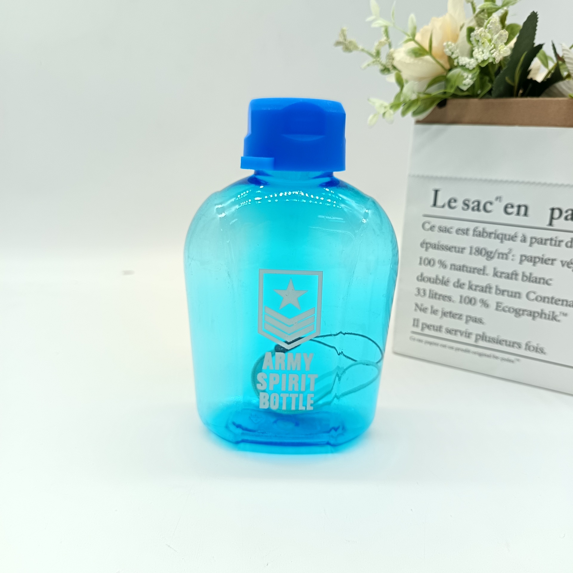 This minimalist flat water bottle is a portable plastic water cup for both male and female students. It is shockproof and can be carried by hand full figure