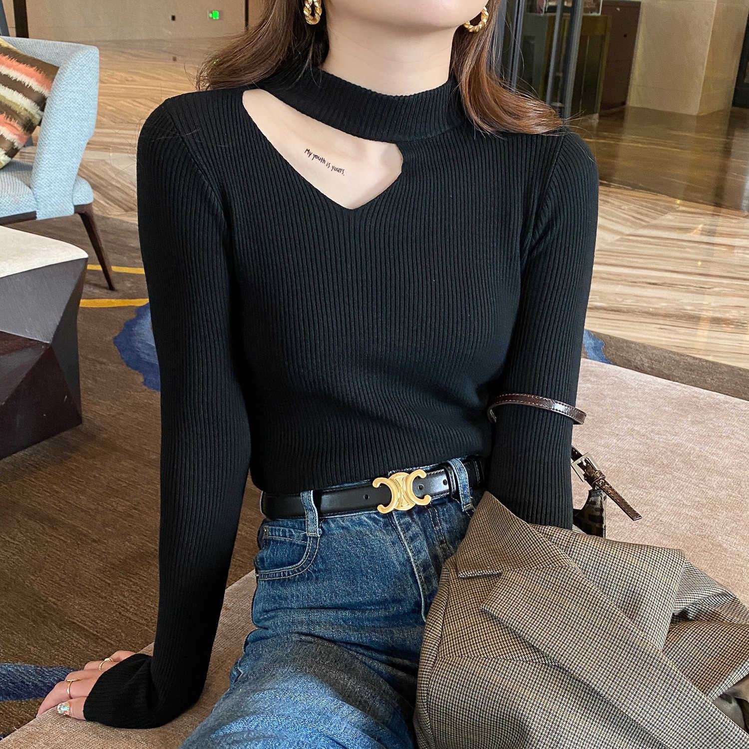 A halter-neck sweater for women to wear as an inner layer in spring, autumn and winter in 2024. It's a trendy, niche knitted collarbone base layer and a sexy top