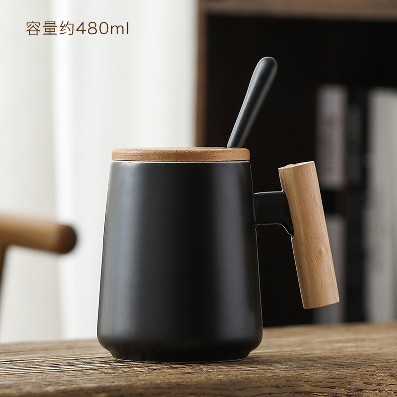 كأس من القهوة في المكتب مع ملعقة مغطاة Specification image