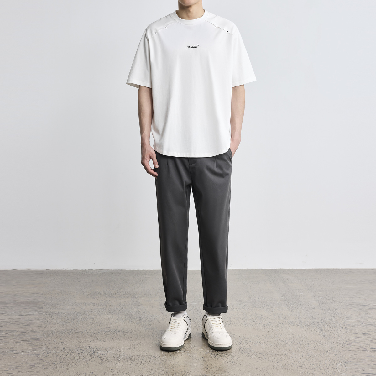 Momeck simple letter-embroidered round-neck T-shirt for men, 2025 Summer New style, fashionable loose men's short-sleeved shirt 71165 Application Scenario