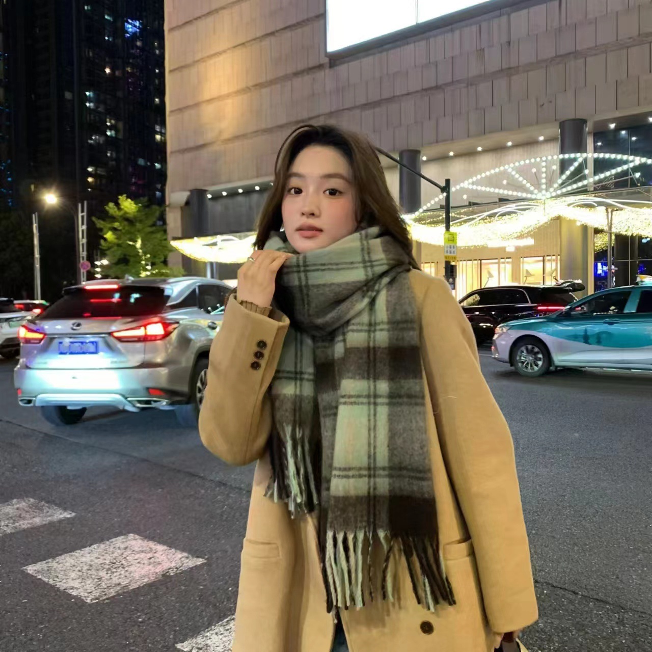 The new Maillard faux cashmere checkered scarf for women in autumn and winter is a versatile shawl with a thick and warm neck details Picture