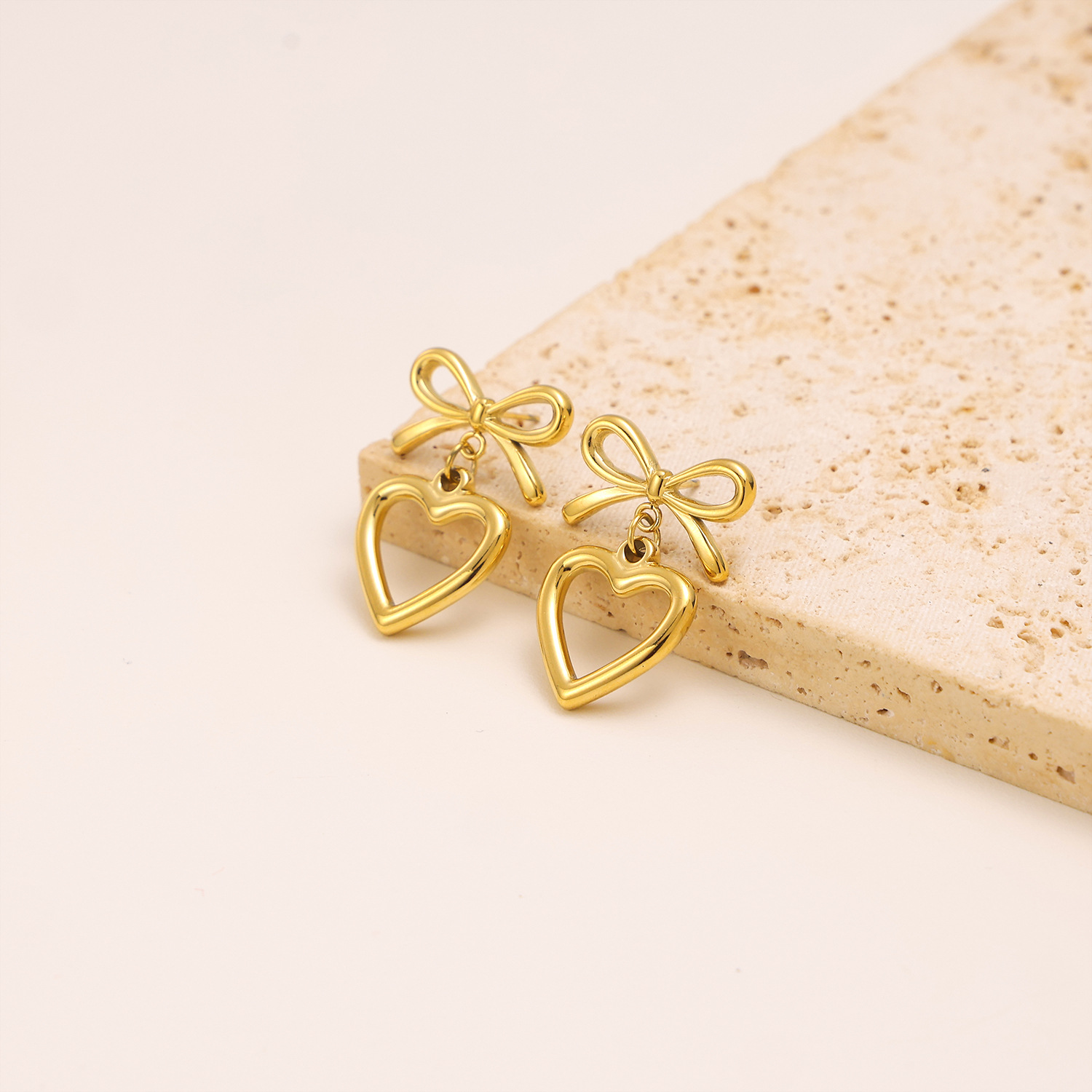 French elegant hollowed-out heart-shaped bow, sweet and lovely, heart-shaped earrings and pendants, women's light luxury, elegant and high-end