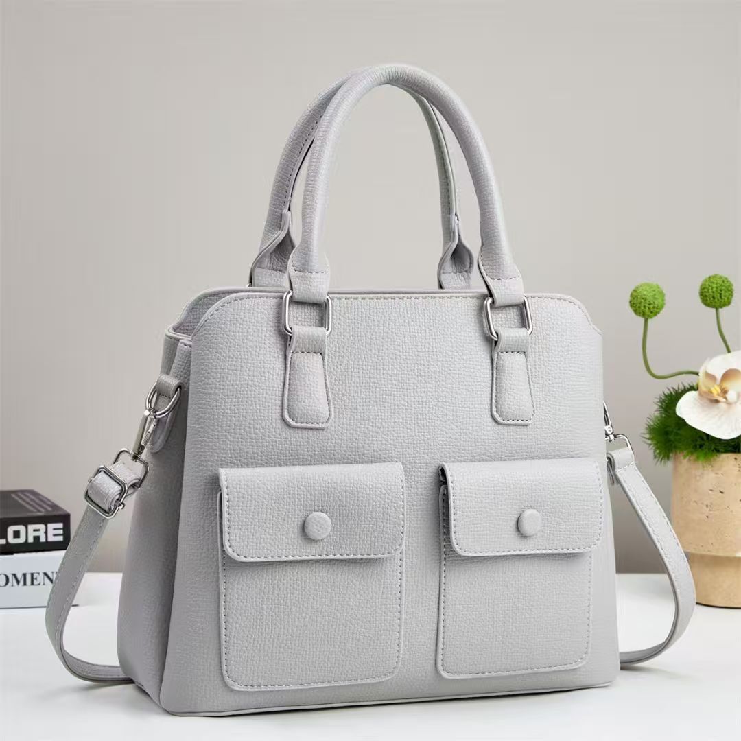 A classic and versatile multi-pocket single-shoulder women's bag with a high-end feel, a fashionable and trendy bag for women going out and commuting Application Scenario