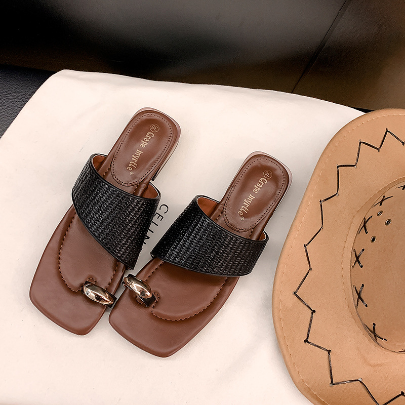 Grape Mom's new summer vacation-style metal flip-flops with a stylish square head and grass woven toe cover for women to wear outside Application Scenario